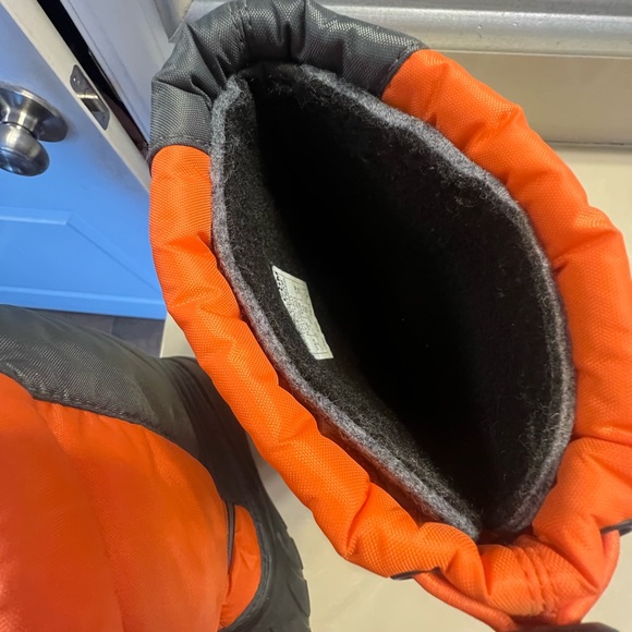 Kids Sorel snow boots in orange and grey. Size 2 - Picture 6 of 11